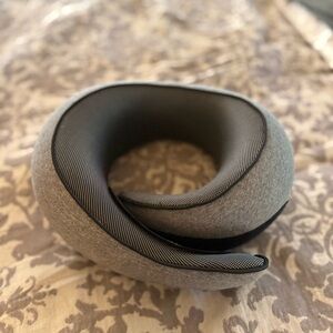 Fly Hugz Gray Travel Neck Pillow